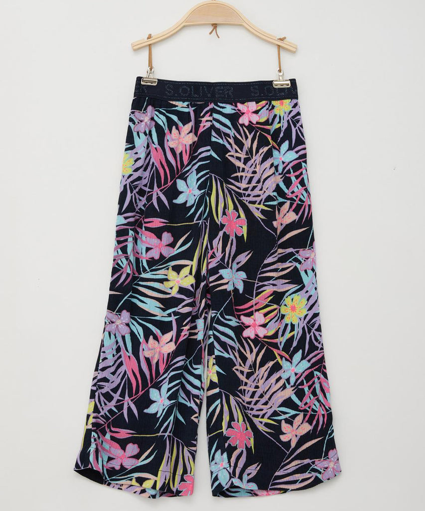 <strong data-mce-fragment="1">Details:</strong>&nbsp; Expertly crafted with an all-over print of delicate leaves, these navy blue wide leg pants offer both style and comfort. The elastic waistband ensures a perfect fit while the wide leg design allows for ease of movement. A must-have for any wardrobe.&nbsp;<br><strong>Color:</strong> Navy blue&nbsp;<br><strong>Composition:&nbsp;</strong> 100%CV &nbsp;&nbsp;
