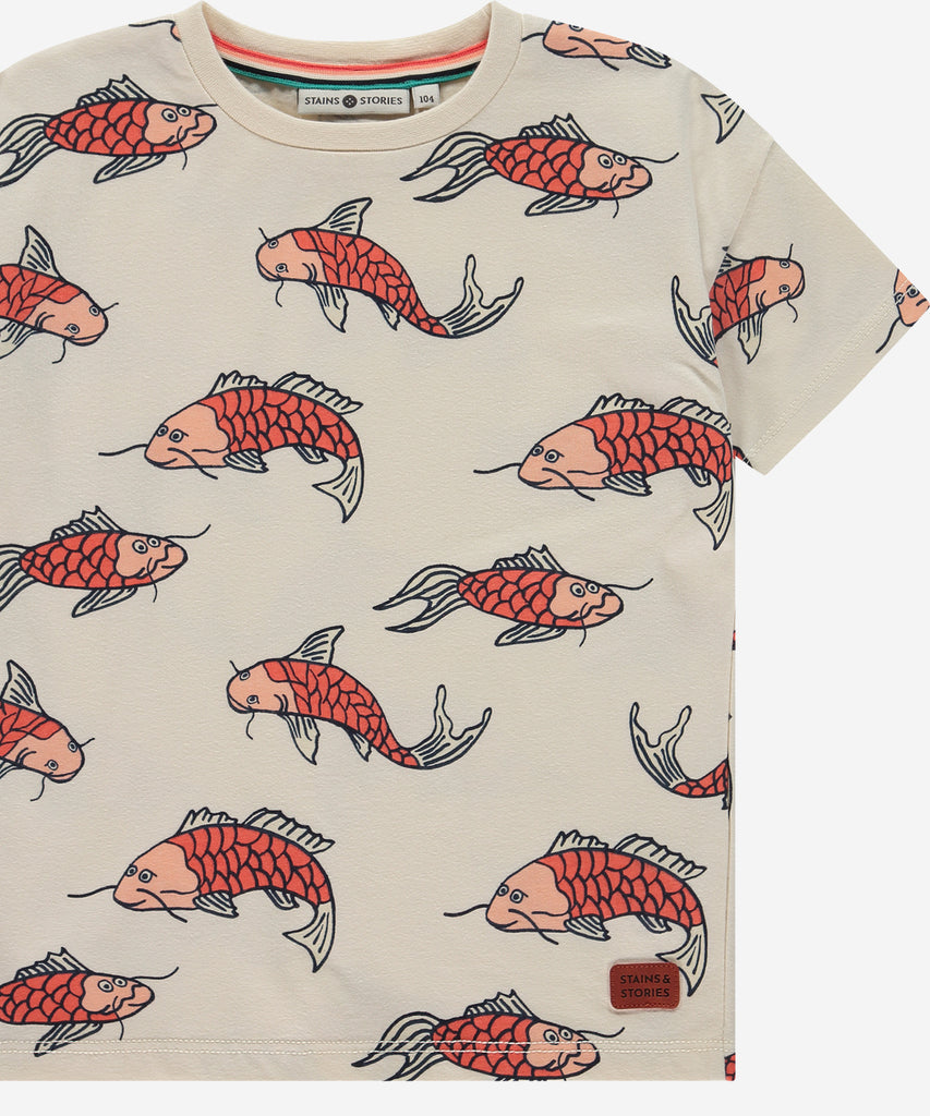 Details: Experience the ultimate in comfort and style with our T-Shirt all over print Fish. Made with a soft and durable fabric, this short sleeve t-shirt is perfect for every day wear. The playful all over print Fish adds a touch of fun to your wardrobe. Stay trendy and cozy with this must-have t-shirt. Up to size 92, easy opening with 2 push buttons on the side of the collar. Round Neckline.   Color: Cream  Composition: 100% BCI cotton  