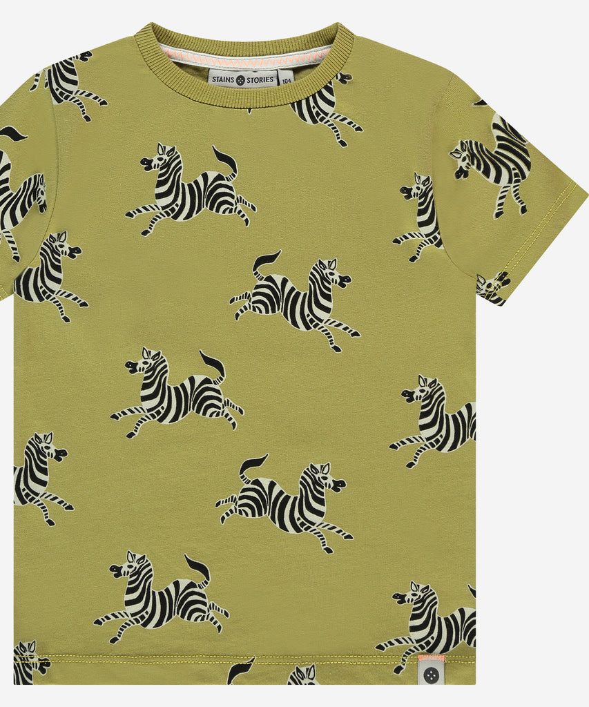 <strong>Details</strong>: This short sleeve t-shirt features an all-over print of zebras and a comfortable round neckline. Made from high-quality materials, it is perfect for everyday wear and is sure to make a statement. Show off your love for animals with this unique and stylish t-shirt.&nbsp;Up to size 92, easy opening with 2 push buttons on the side of the collar.&nbsp;&nbsp;<br><strong>Color</strong>: Kiwi green&nbsp;<br><strong>Composition</strong>: 95% BCI cotton/5% elasthan&nbsp;