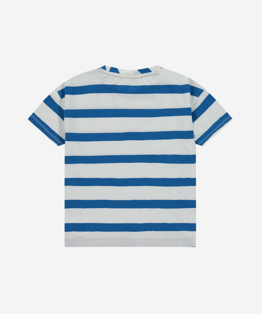 Details: Looking for a stylish and comfortable t-shirt? Look no further than our T-Shirt Block Stripes River! Made with short sleeves, round neckline, and a classic block stripe design in white and blue, this shirt is perfect for any casual occasion. Get yours now and elevate your style game! Up to size 92, easy opening with 2 push buttons on the side of the collar.  Color: White blue  Composition: 95% BCI cotton/5% elasthan 