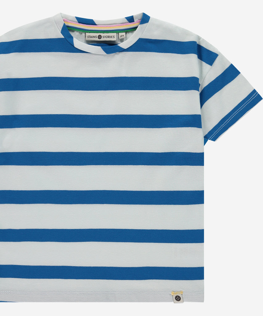Details: Looking for a stylish and comfortable t-shirt? Look no further than our T-Shirt Block Stripes River! Made with short sleeves, round neckline, and a classic block stripe design in white and blue, this shirt is perfect for any casual occasion. Get yours now and elevate your style game! Up to size 92, easy opening with 2 push buttons on the side of the collar.  Color: White blue  Composition: 95% BCI cotton/5% elasthan 