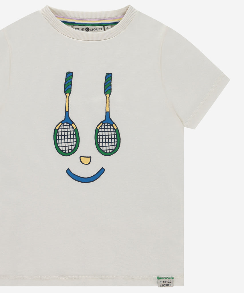 Details: This white short sleeve t-shirt features a charming tennis smile on the front and a classic round neckline. Perfect for a day on the court or a casual outing, the Tennis Smile Cloud t-shirt is sure to brighten up anyone's day. Get yours now and elevate your style game! Up to size 92, easy opening with 2 push buttons on the side of the collar.  Color: White  Composition: 100% BCI cotton  