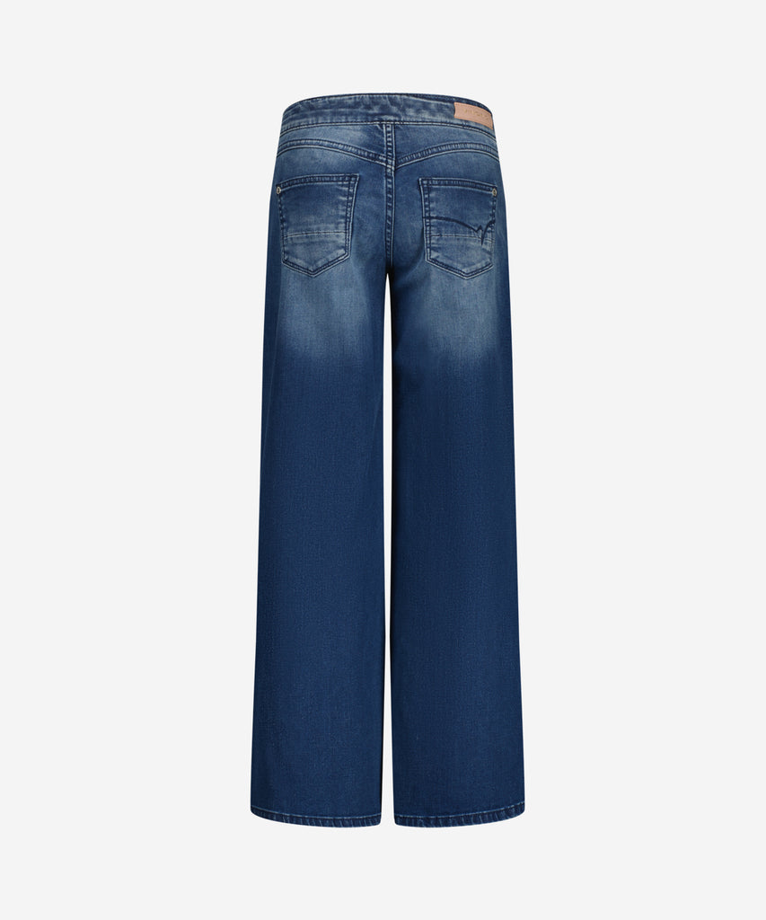 Details:&nbsp;Expertly crafted and stylish, the Belini wide leg jegging slim fit jeans in old vintage denim blue are a must-have addition to any fashion-forward wardrobe. With functional pockets and practical belt loops, these jeans offer both style and functionality. Elevate your denim game with these on-trend jegging jeans.&nbsp;
Color: &nbsp;Old vintage denim blue&nbsp;
Composition:&nbsp; Winter'24 &nbsp;