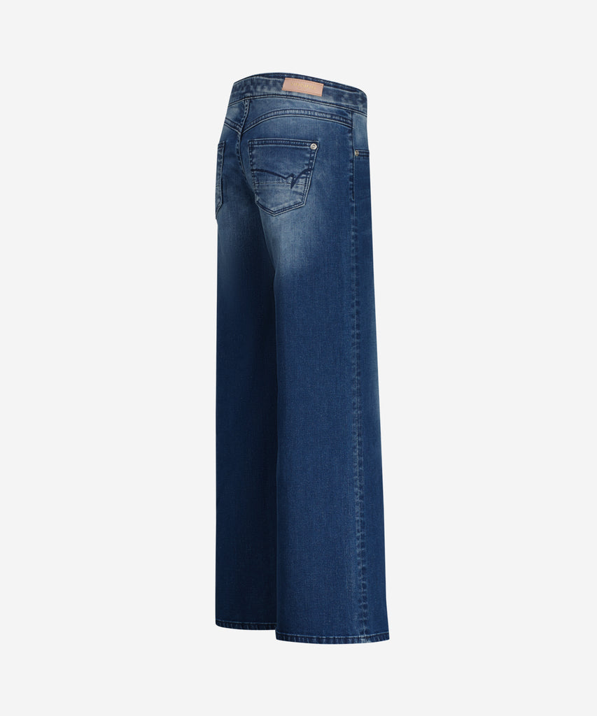 Details:&nbsp;Expertly crafted and stylish, the Belini wide leg jegging slim fit jeans in old vintage denim blue are a must-have addition to any fashion-forward wardrobe. With functional pockets and practical belt loops, these jeans offer both style and functionality. Elevate your denim game with these on-trend jegging jeans.&nbsp;
Color: &nbsp;Old vintage denim blue&nbsp;
Composition:&nbsp; Winter'24 &nbsp;