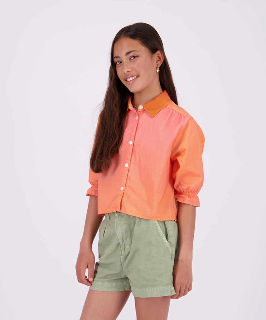 <span data-mce-fragment="1"><strong>Details: </strong></span>This short sleeved blouse in ombre peach coral features a button closure, adding a touch of elegance to any outfit. The light, airy fabric and delicate color gradient make it perfect for any casual or formal occasion. Stay stylish and comfortable with the Lizan Blouse.&nbsp;<br><span data-mce-fragment="1"></span><strong>Color:</strong> Peach coral&nbsp;<br><strong>Composition: </strong> 100% Cotton &nbsp;