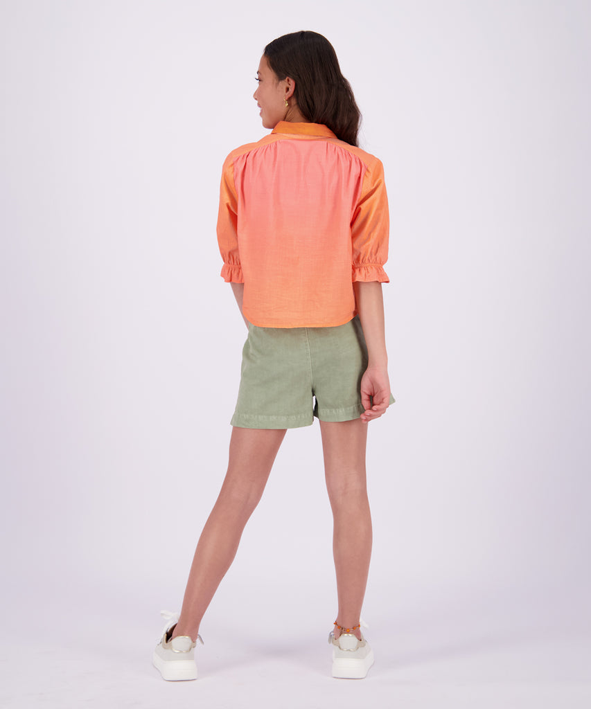 <span data-mce-fragment="1"><strong>Details: </strong></span>This short sleeved blouse in ombre peach coral features a button closure, adding a touch of elegance to any outfit. The light, airy fabric and delicate color gradient make it perfect for any casual or formal occasion. Stay stylish and comfortable with the Lizan Blouse.&nbsp;<br><span data-mce-fragment="1"></span><strong>Color:</strong> Peach coral&nbsp;<br><strong>Composition: </strong> 100% Cotton &nbsp;