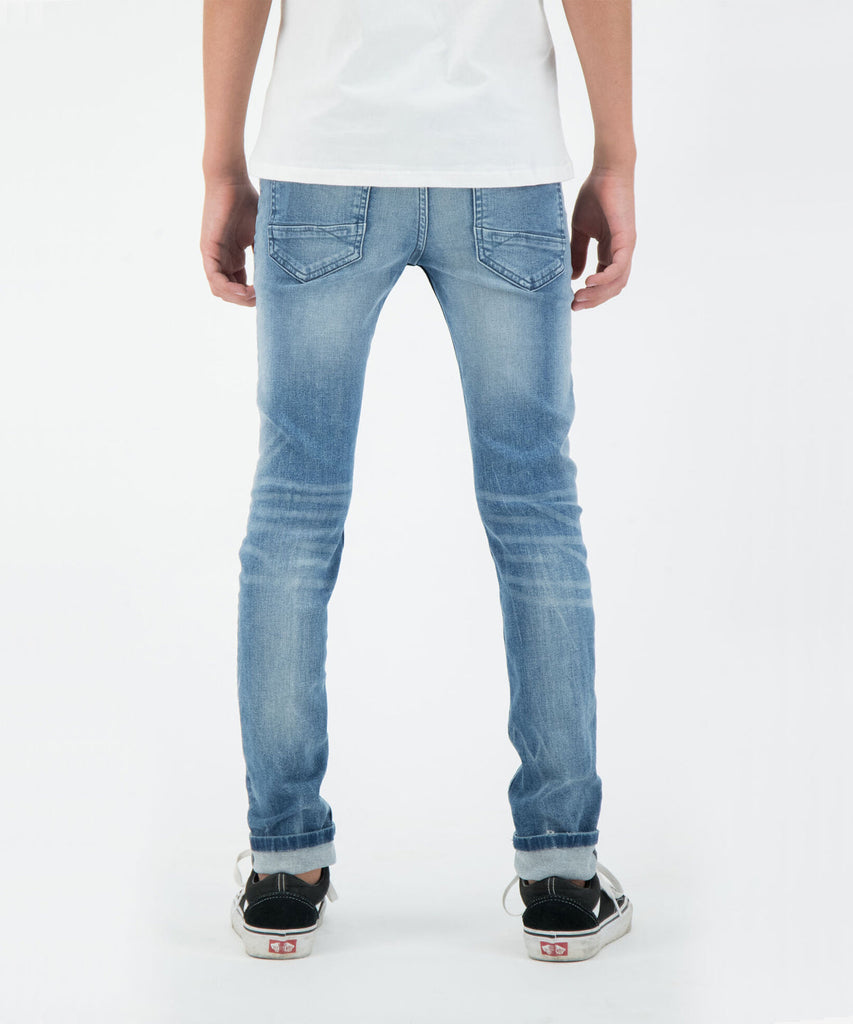 GARCIA Basic Junior Boys Collection  The Xandro 320 is a jeans with a superslim fit that fits tightly over the entire legs. The jeans has 5 pockets and closes with a zipper and button closure. The waistband can be easily adjusted by means of the elastic bands on the inside.  Colour: medium Blue used 