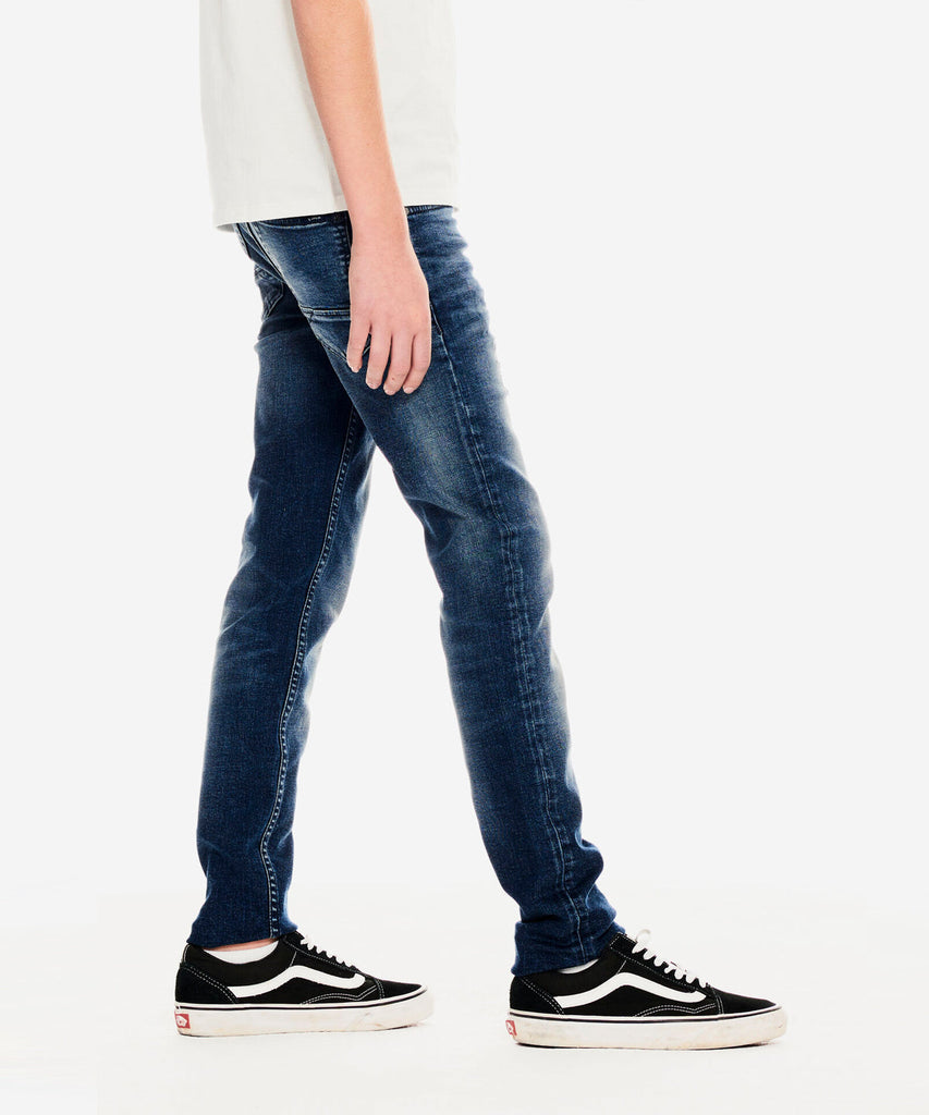 GARCI Basic Junior Boys Collection  This Xandro 320 is a jeans with a superslim fit that fits tightly over the entire legs. The jeans has 5 pockets and closes with a zipper and button closure. The waistband can be easily adjusted by means of the elastic bands on the inside. It has used "destructed patches" on front, but NO holes.  Colour: vintage used blue 