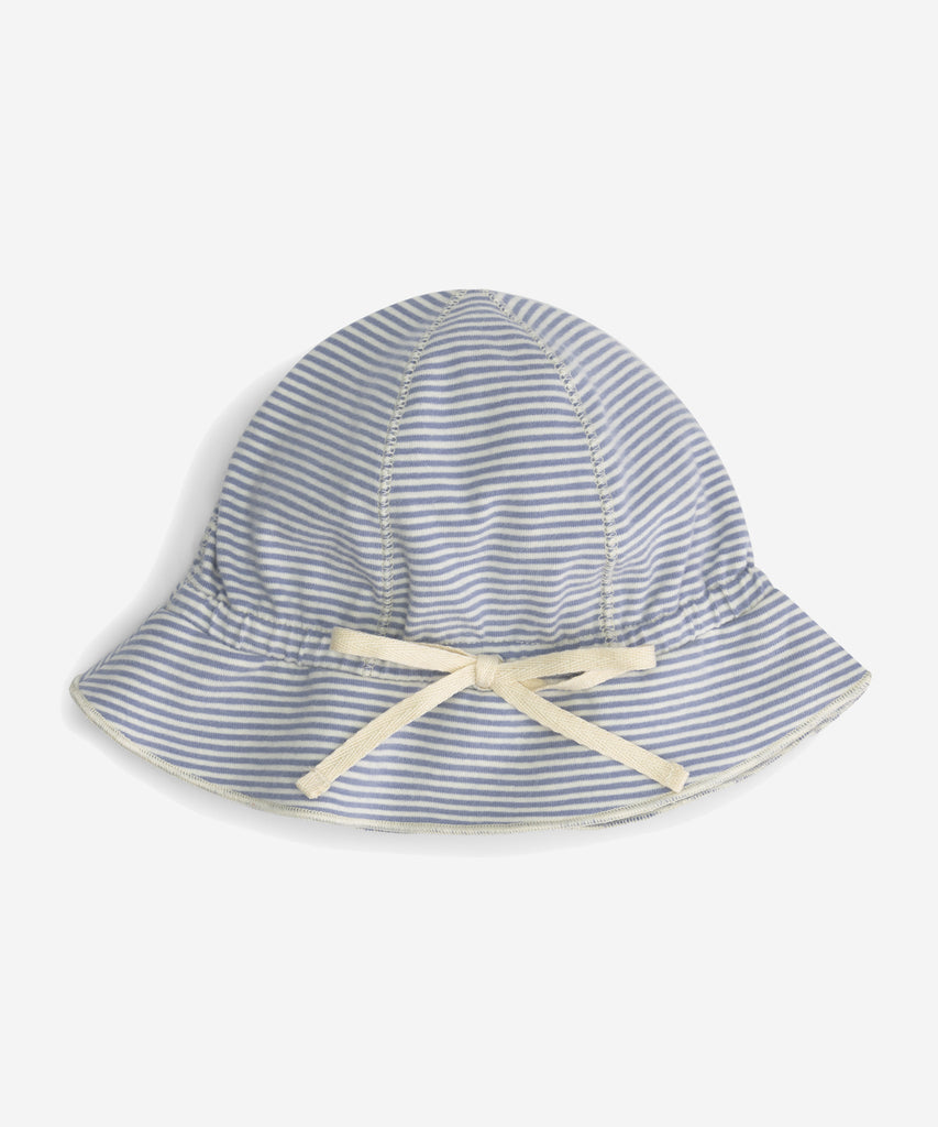 Details: This hat is made from soft organic cotton jersey with a little elastane for a comfy fit. It has an elastic around the head assuring to stay fitted all the time and baby lock finishing on the edges. It comes in 2 sizes. Gray Label Logo is stitched on the back of the hat.  Color: Lavender cream  Composition: 95% Organic Cotton, 5% Elastane Jersey 