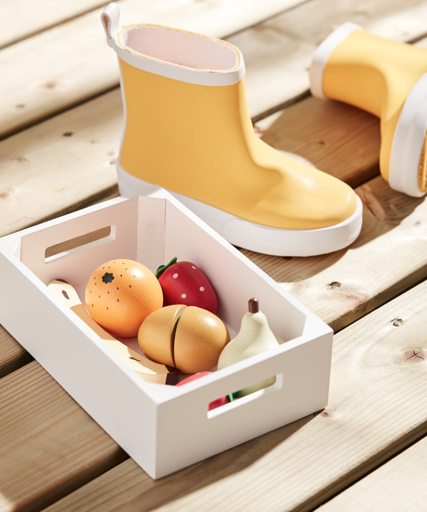 Kid's Concept  A mixed wooden box of fruit. Banana, kiwi fruit, strawberries, apple, pear and oranges. The orange and kiwi fruit can be divided into two pieces and put back together again with velcro. Age: 3y+  Size: 13 pieces: fruit box: 18x12x5,5 cm. Banana: 11.5 cm. Rest of the fruits: 4.5x4.5x5 cm.  Color: Multi color 