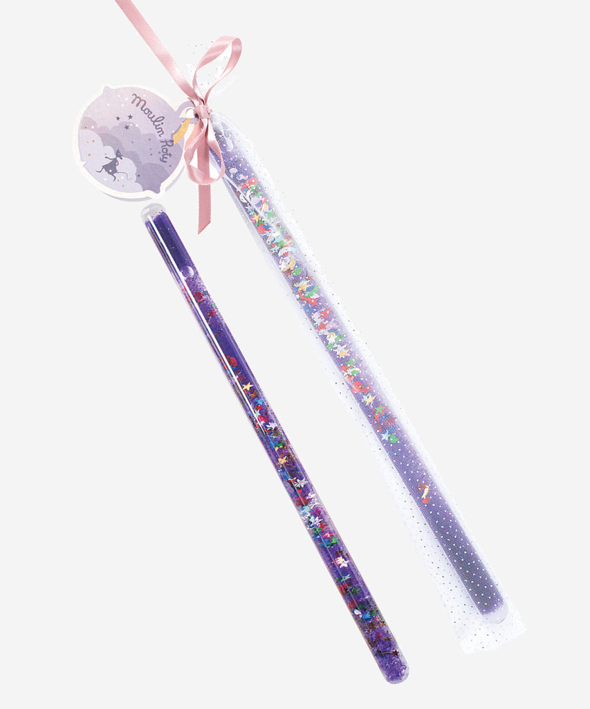MOULIN ROTY  Magic wand, each slipped into a tulle case and tied with a satin ribbon, made of a plastic tube containing a colourful gel and a multitude of sequins. Let the magic begin.   Collection's history Il était une fois... Far in the woods, you will find Mr Fox and a gentle wolf, Little Red Riding Hood and an Enchanted Princess… Let’s follow them to their fairytale, magical, poetic world …   Age: 3+ Color: glitter purple  Size: 20cm Composition: Acrylique