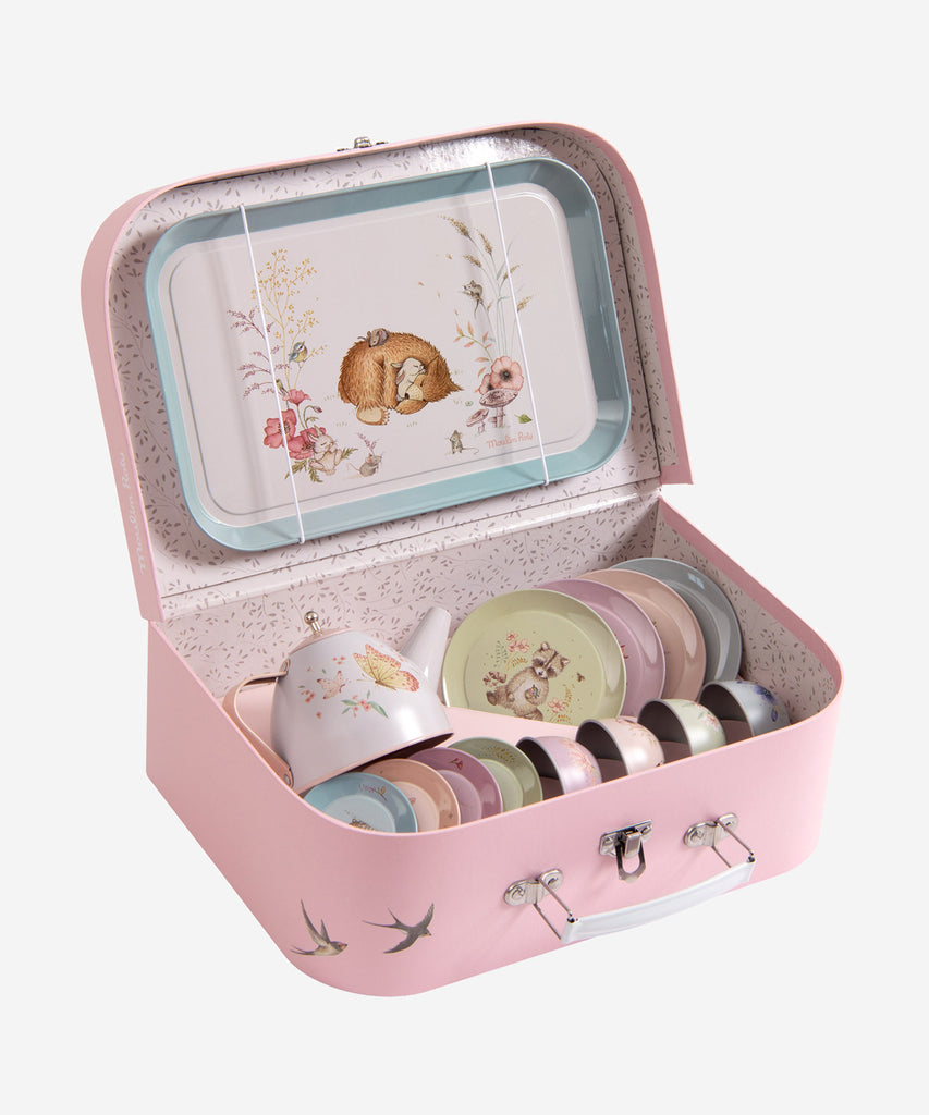 MOULIN ROTY  Metal Tea Set Case "Les Rosalies" Metal tea service in a carry-case, in refined pastel colours with florals & animals print. It contains:  - a teapot - 4 plates, - 4 tea cups  - with 4 matching saucers.  Collection's history Les Rosalies