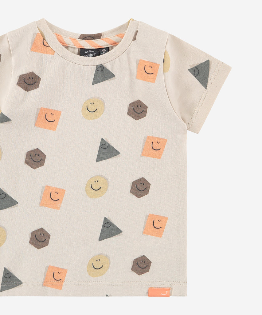 Details: Short sleeve t-shirt with all over print geo smileys. Easy opening with 2 push buttons on side of the collar. Round Neckline.  Color: chalk  Composition:  95% cotton/5% elasthan  