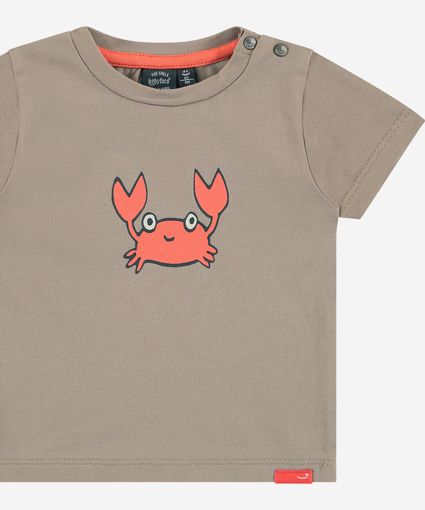 Details: Short sleeve t-shirt with crab print on the front. Easy opening with 2 push buttons on side of the collar. Round Neckline.  Color: Taupe  Composition:  95% cotton/5% elasthan  